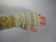 画像をギャラリービューアに読み込む, ハンドウォーマー 【花柄 オレンジ系サシ色】 No.1005-1