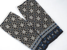 画像をギャラリービューアに読み込む, ハンドウォーマー 【マーラ柄 黒×ブルー】 No.1005-2