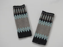 画像をギャラリービューアに読み込む, 3色ジャガードハンドウォーマー ロピ柄 品番:1004-1 チャコールミント