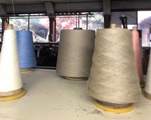 リネンコットンシルケットジャカードロングアームカバー 〈四つ葉　GRAY×IVORY〉